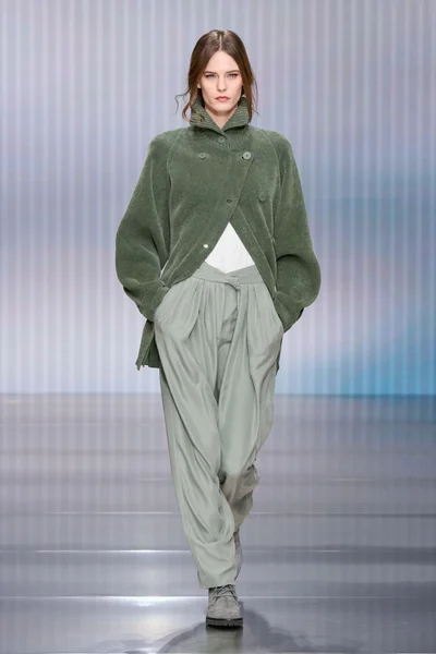 Look 16